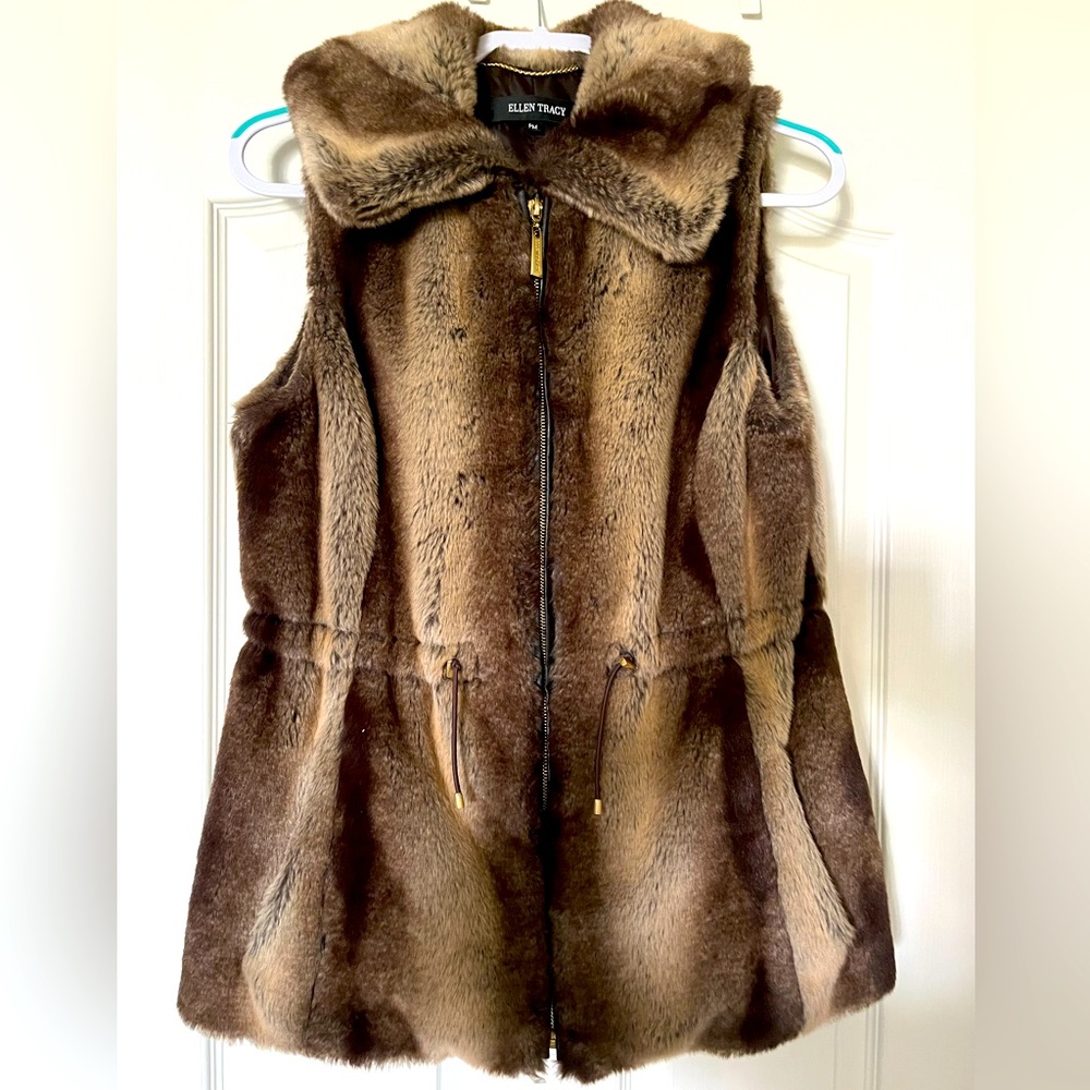Ellen Tracy Faux Fur Vest - Women’s - Sinched in the middle - fitted. Size: S/M